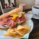 カッフェ ビアンコ - 生ハムと揚げ目玉焼きトマトのスペイン風サンドイッチとコーヒー(1,000円)