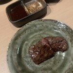 焼肉古今 - ハラミは旨タレを絡めて