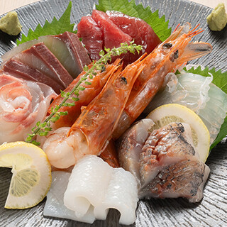 豊洲直送の刺身5点盛り990円◆日本酒と相性抜群のおつまみ