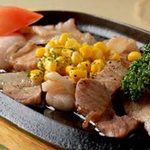 ブルーラグーン レストラン - やんばる島豚の鉄板焼き。脂が甘くて美味しい豚肉です。