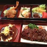 ステーキハウス キッチンリボン - 前から一度食べたかった昭和弁当❗️
                ステーキ ハンバーグ エビフライ ヒレカツ サーモンムニエル めっちゃすご〜い（≧∇≦）
                デザートのメロンもすごかった〜