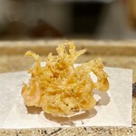 日本橋 蕎ノ字 - 桜海老のかき揚げ。桜海老の風味豊かなかき揚げ、噛み締めるごとに桜海老を感じる軽やかで贅沢なかき揚げです。お蕎麦のお供に最適♡