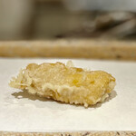 日本橋 蕎ノ字 - 北むらさきうに。余計なものが一切ないウニ100%の天ぷらは甘く、絶品！とろける美味しさです。