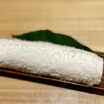 日本橋 蕎ノ字 - レモンの葉が敷かれています