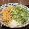 丸亀製麺 - 手前は温泉たまご