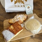 小さなパン家 クロまる - 窯焼きフレンチトースト　190円 クロワッサンダマンド　300円 白まるクリームパン　200円