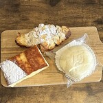 小さなパン家 クロまる - 窯焼きフレンチトースト　190円 クロワッサンダマンド　300円 白まるクリームパン　200円