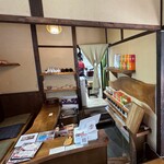 茶房 菊泉 - 注文部屋と奥は厨房
