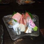 やっちろ - お造り　ここのは分厚く大きくて豪快