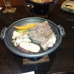 やっちろ - ステーキ　陶板焼きだけどほぼ蒸し焼き　当たり前で美味しい