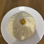 目黒五十番 - 父ちゃんの特製肉まん、カシュナッツのってる。