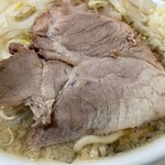 らーめん大 - 『醤油ラーメン野菜マシニンニクマシ』のチャーシュー