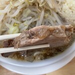 らーめん大 - 『醤油ラーメン野菜マシニンニクマシ』のチャーシュー