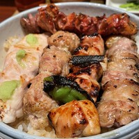 伊勢廣 京橋本店 - 焼鳥5本丼のアップ
