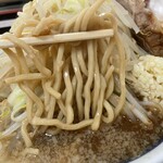 らーめん大 - 『醤油ラーメン野菜マシニンニクマシ』の麺