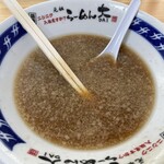 らーめん大 - 『醤油ラーメン野菜マシニンニクマシ』のスープ