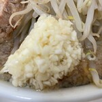 らーめん大 - 『醤油ラーメン野菜マシニンニクマシ』のニンニク