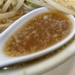 らーめん大 - 『醤油ラーメン野菜マシニンニクマシ』のスープ
