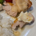 キッチン ブルー グローブ - チキンソテーへポテサラを乗せて