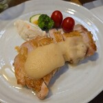 キッチン ブルー グローブ - 皮パリパリ鶏もも肉ソテーのアップ