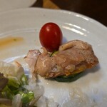 キッチン ブルー グローブ - トマト、下にはズッキーニ