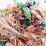 ラブリング - たっぷり魚介と摘みたてバジルの冷製トマトソースパスタ