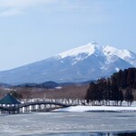 福祉健康保養センター つがる富士見荘 - 朝の岩木山と鶴の舞橋