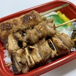 串焼すぎうら - 手前から ねぎま・もも肉・つくね