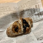 パンやきどころ RIKI - 丹波黒豆とクルミ ¥350