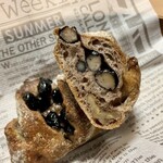 パンやきどころ RIKI - 丹波黒豆とクルミ ¥350