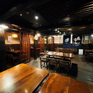 テーブルは着席で45名様、立食で70名様まで対応可［喫煙可］