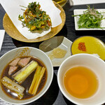 Japanese Soba Noodles 蔦 - 「和牛南蛮スープ」と「出し汁」、「自家製煎り酒ジュレ」、佐賀県産「一の塩」と一味唐辛子