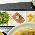 Japanese Soba Noodles 蔦 - 薬味の九条ネギと茗荷、山葵の載った和牛のステーキ、焼きネギが添えられています