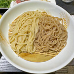 Japanese Soba Noodles 蔦 - 白い麺は小麦の風味を味わえる、喉越しの良い細麺、黒い麺は「吟麦麺」と呼ばれる、故 大西祐貴シェフが生前拘っていたと言う麺