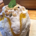 こほりや - ヨーグルト・クリームには軽い酸味があり