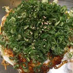 広島お好み焼 ICHIBAN - ネギがデフォでたっぷり乗り ゴマがアクセント？