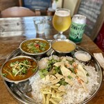 スパイス・ツリー - 本日のスパイスツリーの2種盛りプレート　スパイスツリーチキンとバナナエビと樹豆と2杯目のヨロッコビール