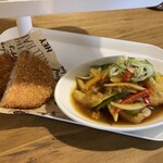 こびとカフェ - ベーコンチーズコロッケ、サバのカレー南蛮漬け