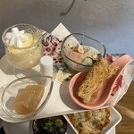 こびとカフェ - 上段　こんにゃく煮、ハムときゅうりのさっぱり炒め、手前の揚げ物、カスタードプリン