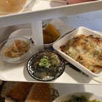 こびとカフェ - 中段　ナス煮、切り干し大根煮、かぼちゃ煮、マカロニグラタン