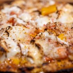 わいん食堂 Chez とし - 2024.9 絶妙！マンゴー＆ずわいがに薄焼きピザ（1,650円）