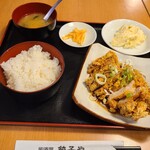 食べ放題 餃子や - ランチの油淋鶏　全景