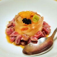 完全個室 牛の達人 private 新宿本店 - 海鮮和牛ユッケとコンソメジュレ キャビアのせ