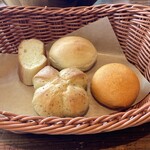 ステーキガーデン 風の邱 - オリーブオイルをつけて食べるとまた美味しい！