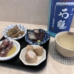 すし処 きみや - つまみ4種セットと日本酒石鎚（愛媛県石鎚酒造）