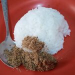 Sate Kelopo Ondomohen Bu Asih - 魚の粉とココナッツ粉を合わせたようなふりかけが添えられてきました