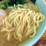 ラーメン六角家 - 酒井製麺の中太麺。