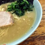 ラーメン六角家 - 鶏油がたっぷり浮いて豚骨の香りもいいスープ、