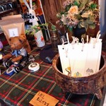 BIG FOOT - 左は店が扱っている珈琲販売。手前は手作りの栞（無料）