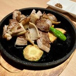 魚食家 きんき - シャモロックのモモ肉岩塩焼き
